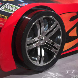 Stabiles Autobett Tuning rot mit feststehenden Reifen