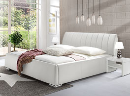 Schlichtes Bett Lewdown in stilvollem Weiß