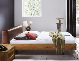 Bett aus Wildeiche mit rustikalem Leder-Kopfteil