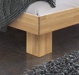 Tolles Design Massivholzbett Maidstone mit stabilen Füßen