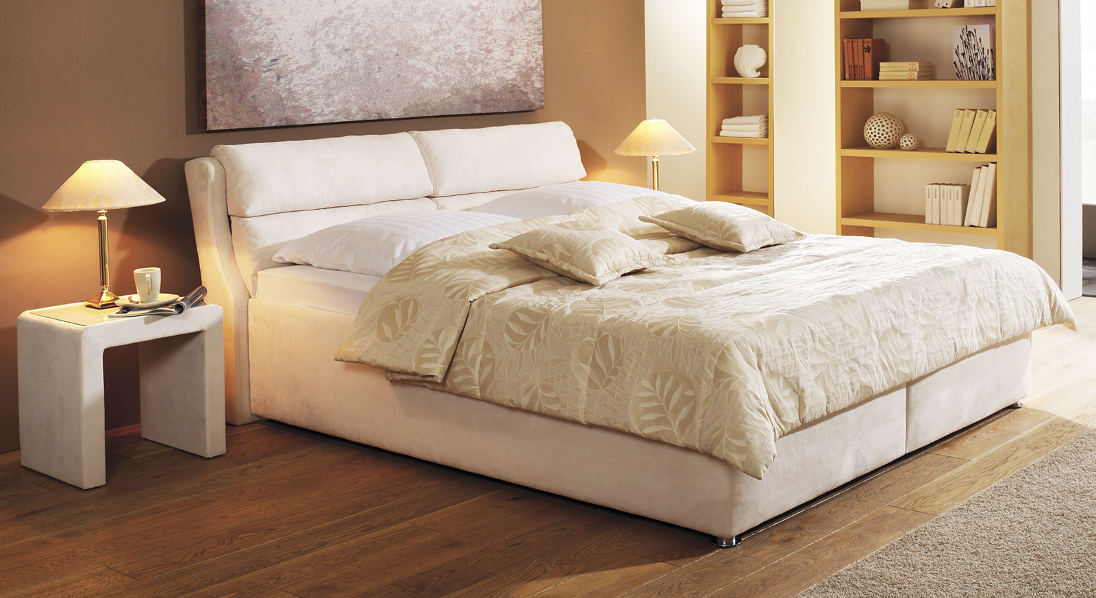 Cremefarbenes Bett Cremona mit weicher Decke in Beige