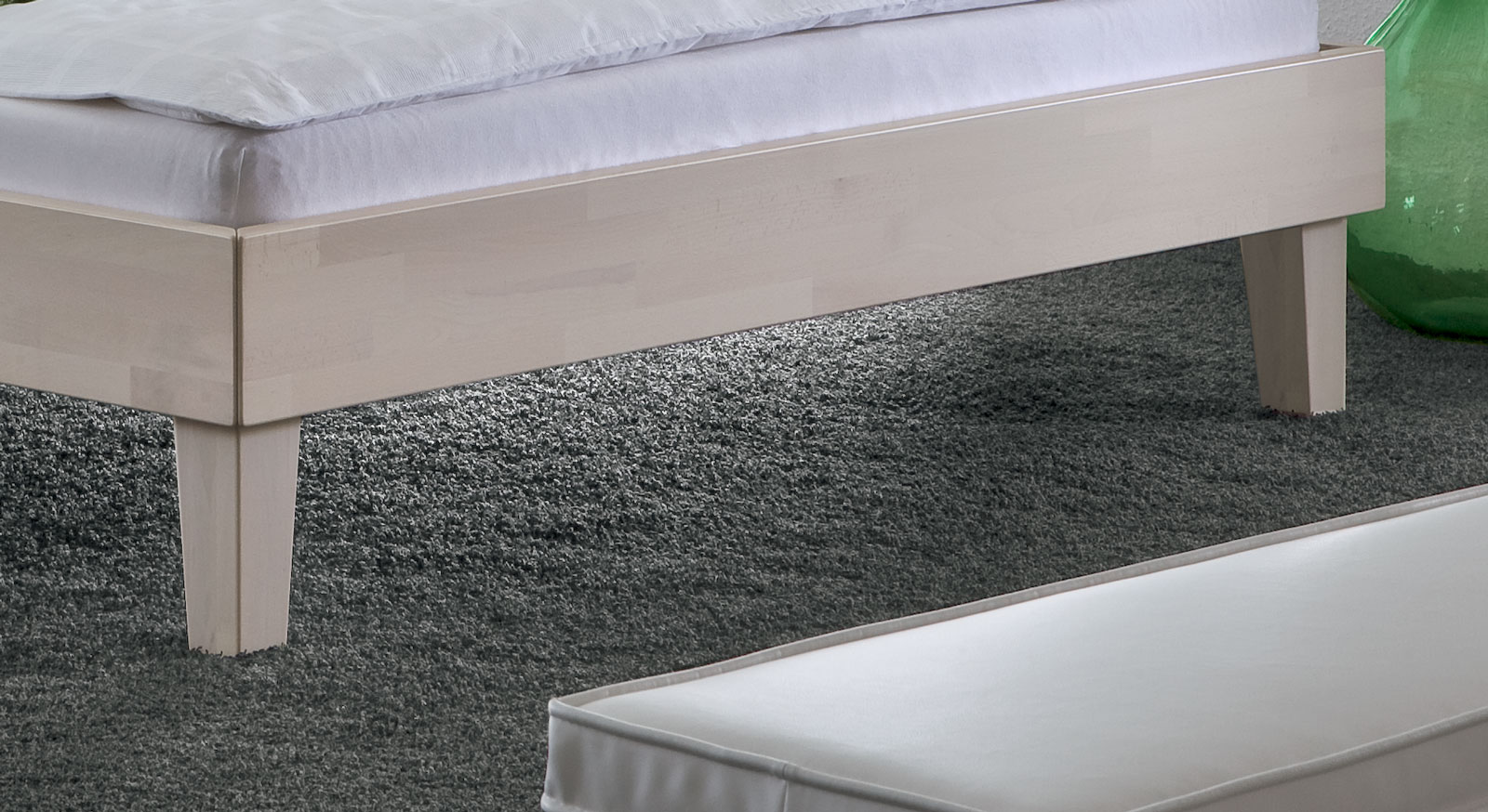 Elegantes Bett Teramo mit stilvollen und eleganten Füßen.