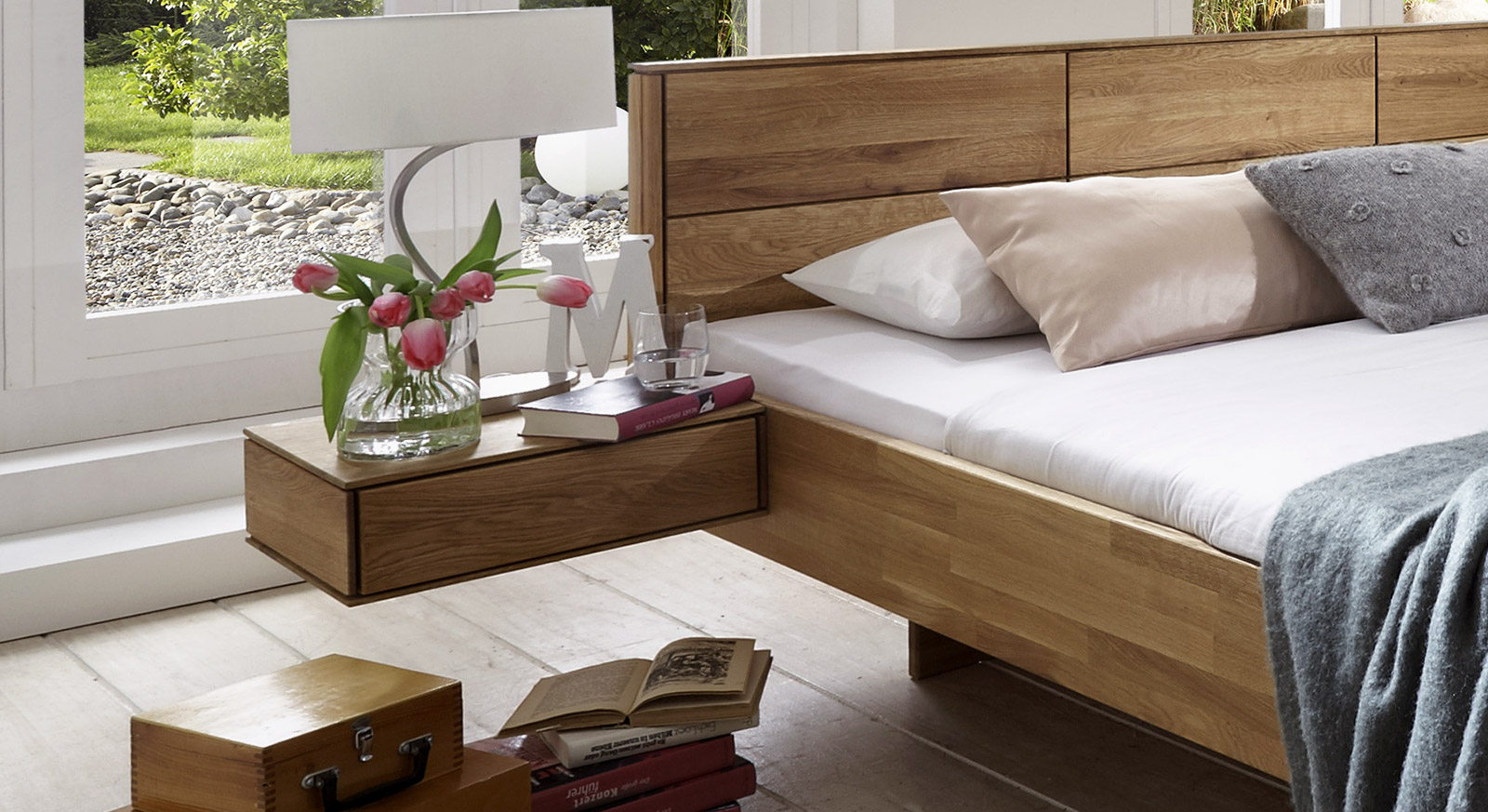 Bett Terrano aus massiver Wildeiche mit passendem Nachttisch