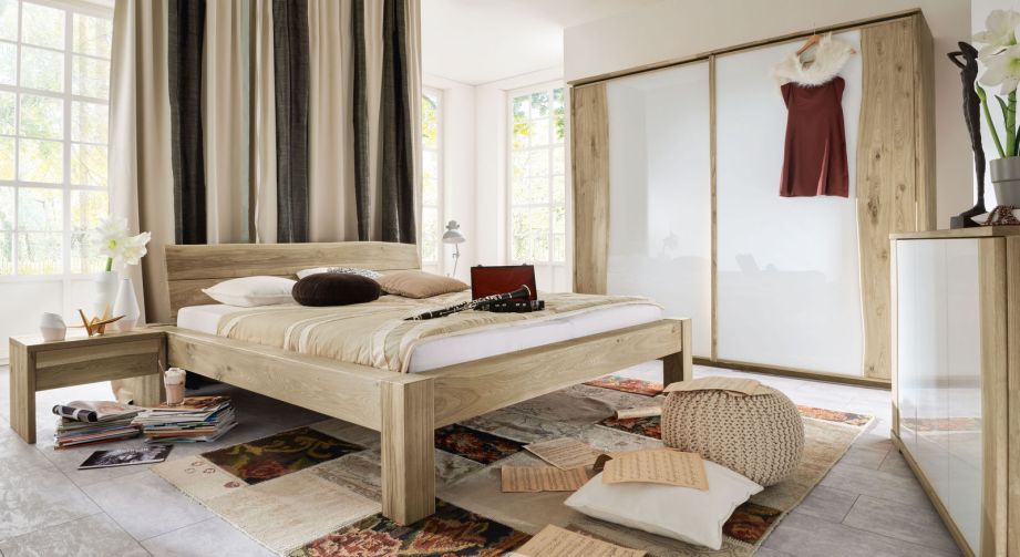 Komplett-Schlafzimmer rustikal aus Wildeiche mit Baumkante - Imst