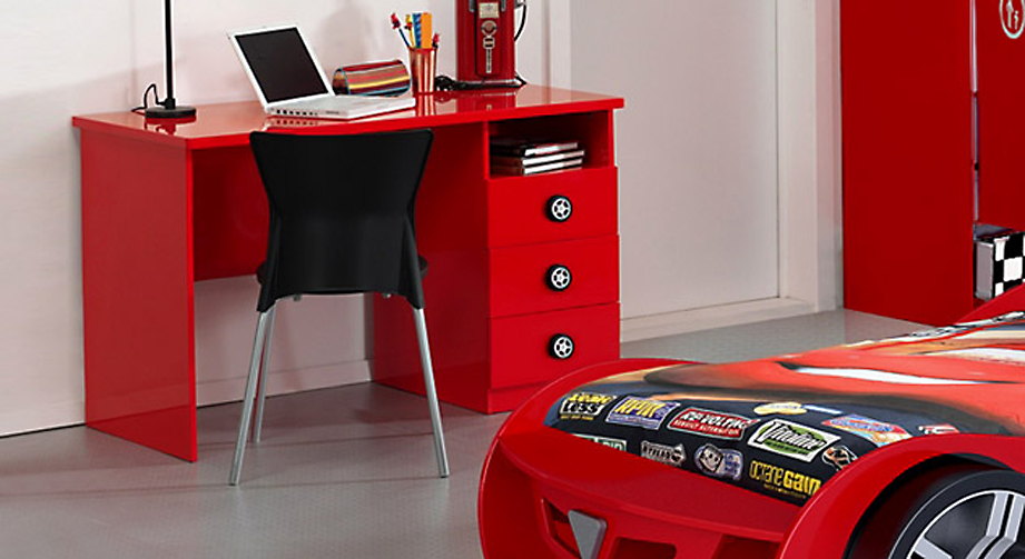 Glänzend rot lackierter Schreibtisch Tuning