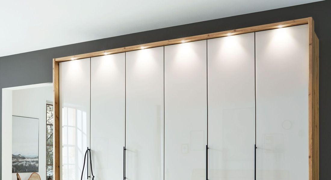 Interliving Drehtüren-Kleiderschrank 1205 Eiche Dekor mit Glasfront und Schubladen