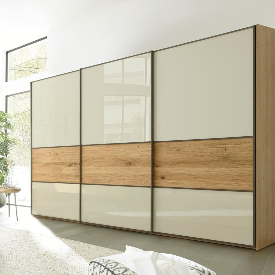 Interliving Schwebetüren-Kleiderschrank 1027 Eiche teilmassiv mit Glasfront