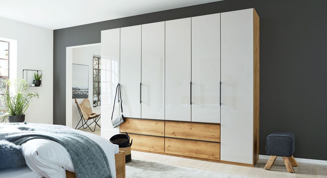 Interliving Drehtüren-Kleiderschrank 1205 Eiche Dekor mit Glasfront und Schubladen
