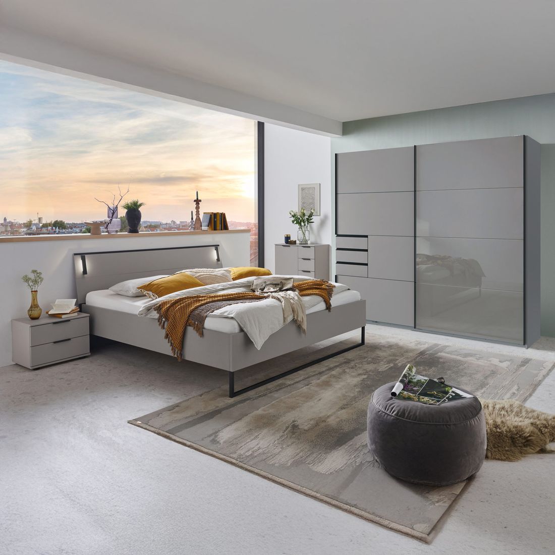 Schwebetürenschrank Leif mit Glasfront und Schubladen