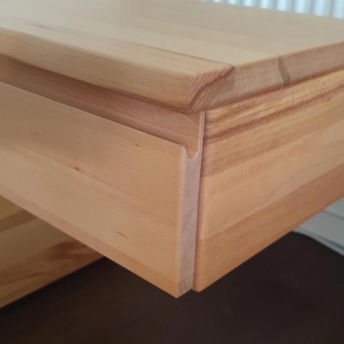 Schwebenachttisch Zarbo Kernbuche Massivholz