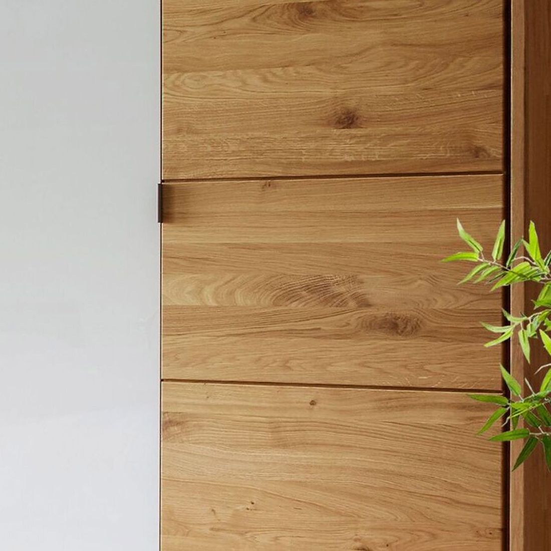 Drehtüren-Kleiderschrank Vildan Wildeiche Massivholz mit Glasfront