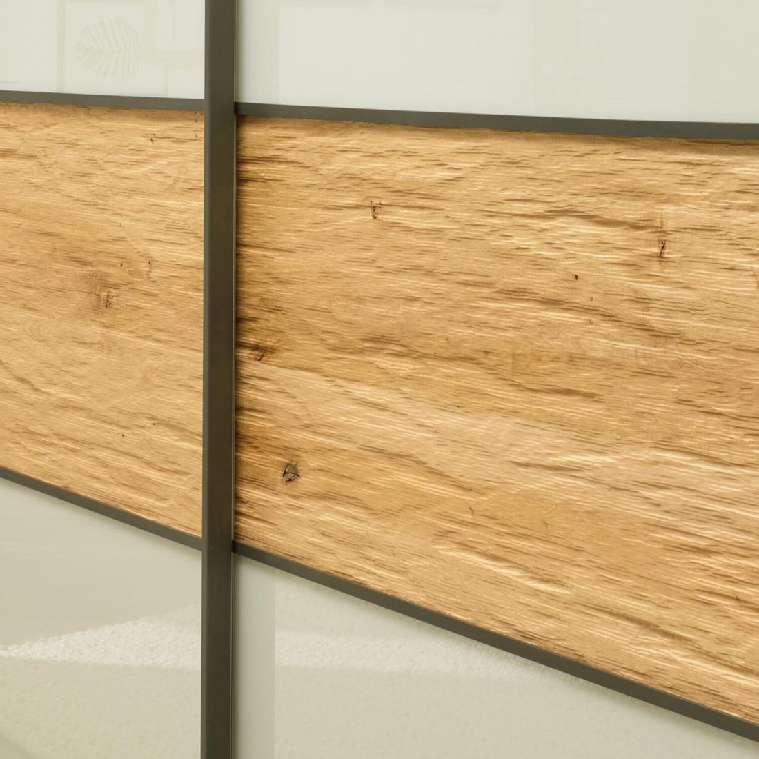 Interliving Schwebetüren-Kleiderschrank 1027 Eiche teilmassiv mit Glasfront