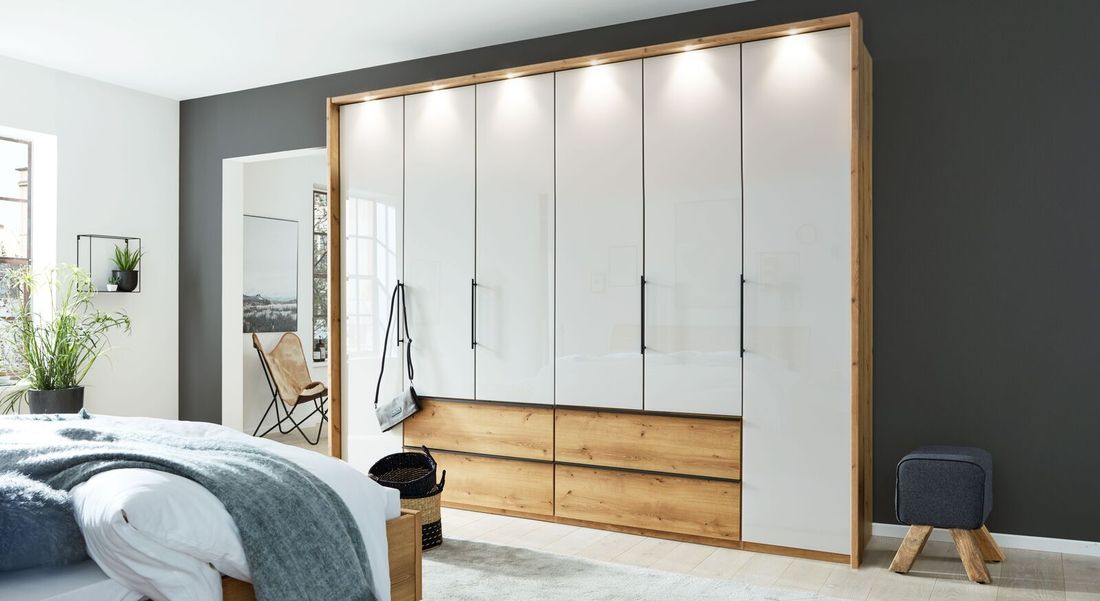 Interliving Drehtüren-Kleiderschrank 1205 Eiche Dekor mit Glasfront und Schubladen