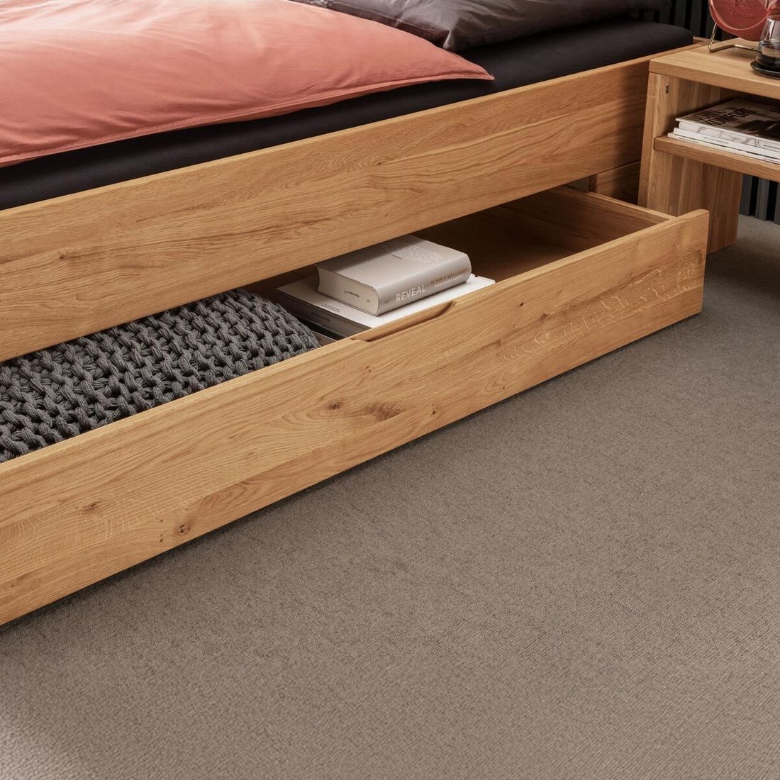 Bett Ortler Komfort Wildeiche Massivholz mit Schubkasten