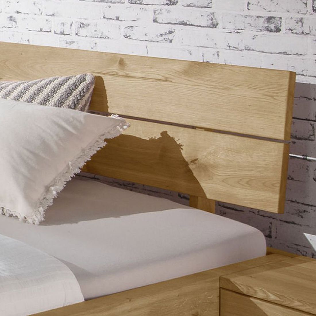 Bett Kärnten Komfort Wildeiche Massivholz mit Schubkasten