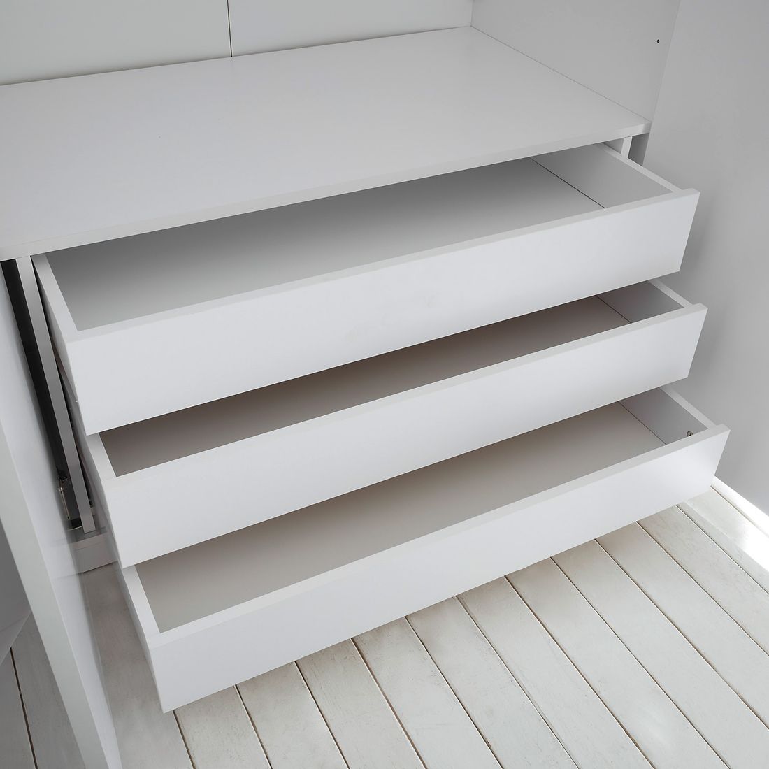 Drehtüren-Kleiderschrank Torvian 302x225cm mit Innenausstattung Weiß Hochglanz