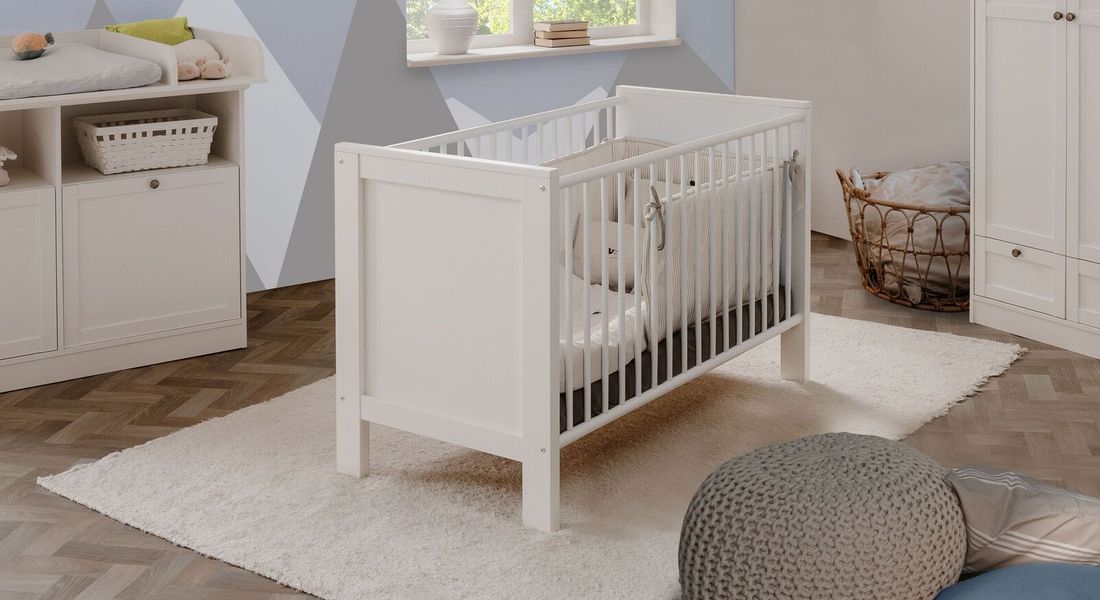 Babybett Holmar teilmassiv mit Lattenrost und Schlupfsprossen