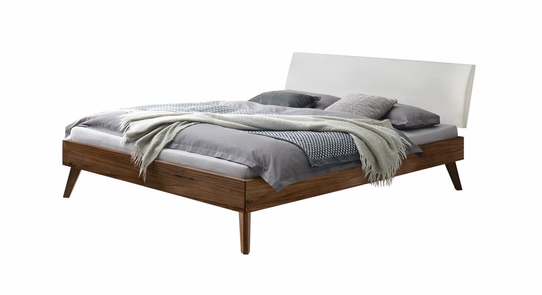 Bett Tomino Nussbaum Massivholz