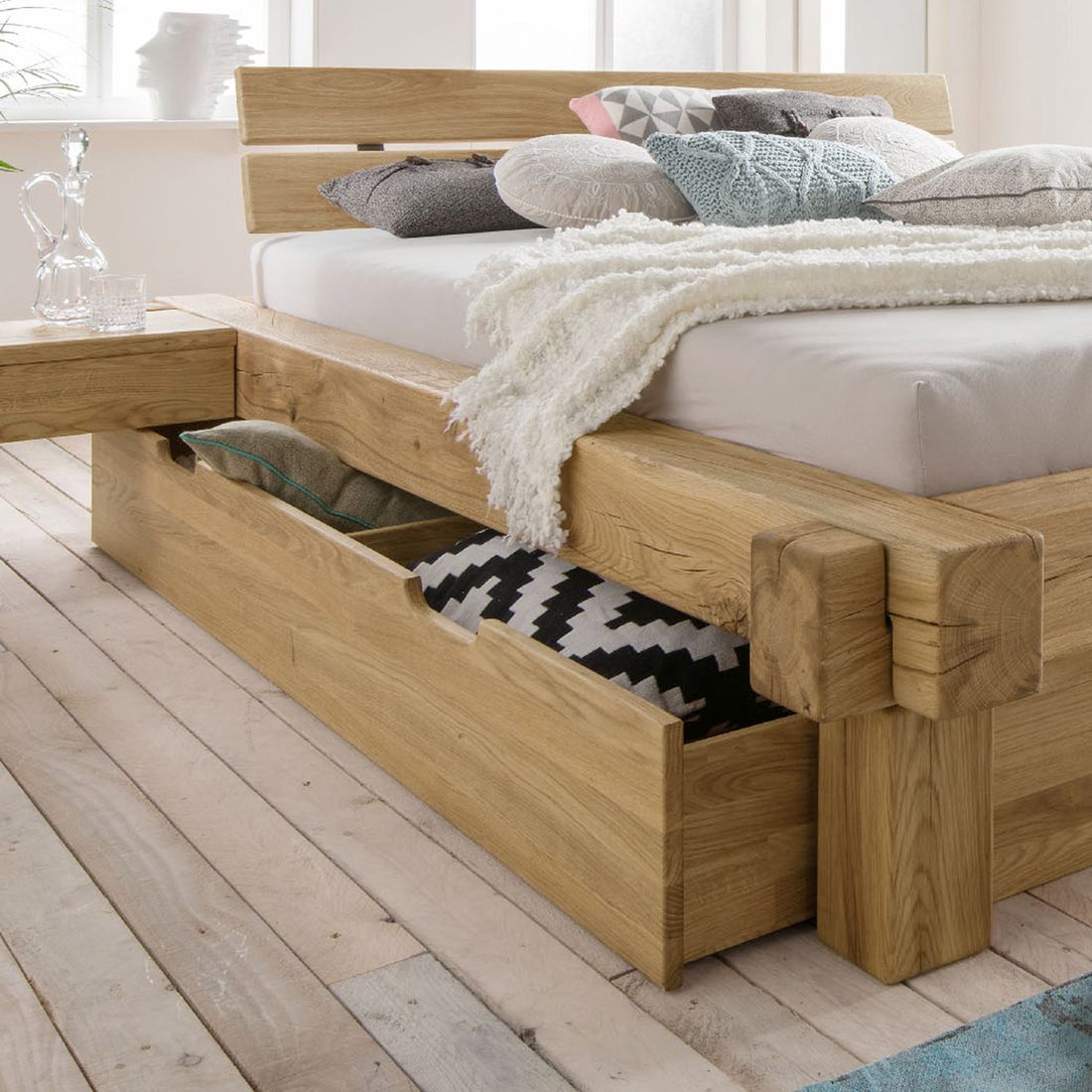 Balkenbett Doba Komfort Wildeiche Massivholz mit Schubkasten