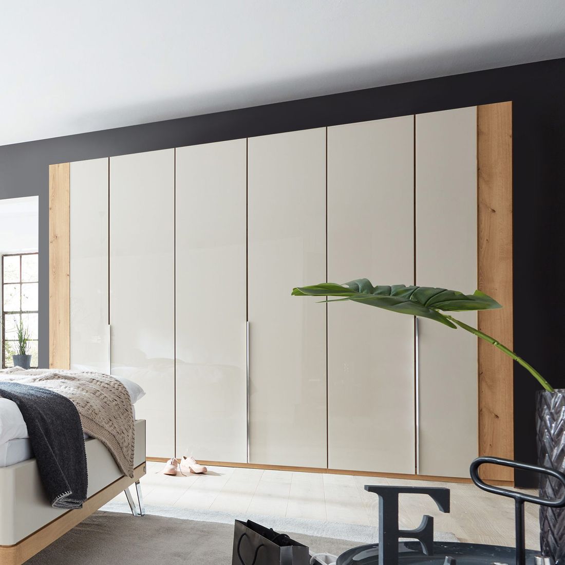 Interliving Drehtüren-Kleiderschrank 1017 Eiche Dekor mit Glasfront