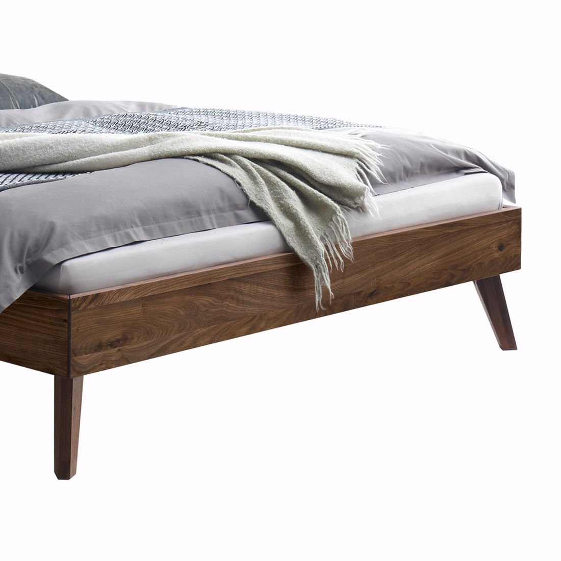 Bett Coraia Nussbaum Massivholz