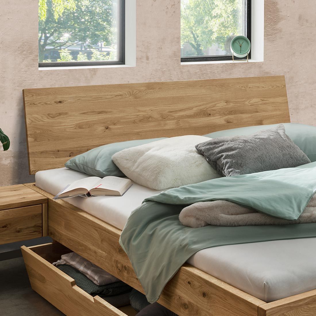 Bett Adrien Komfort Wildeiche Massivholz mit Schubkasten