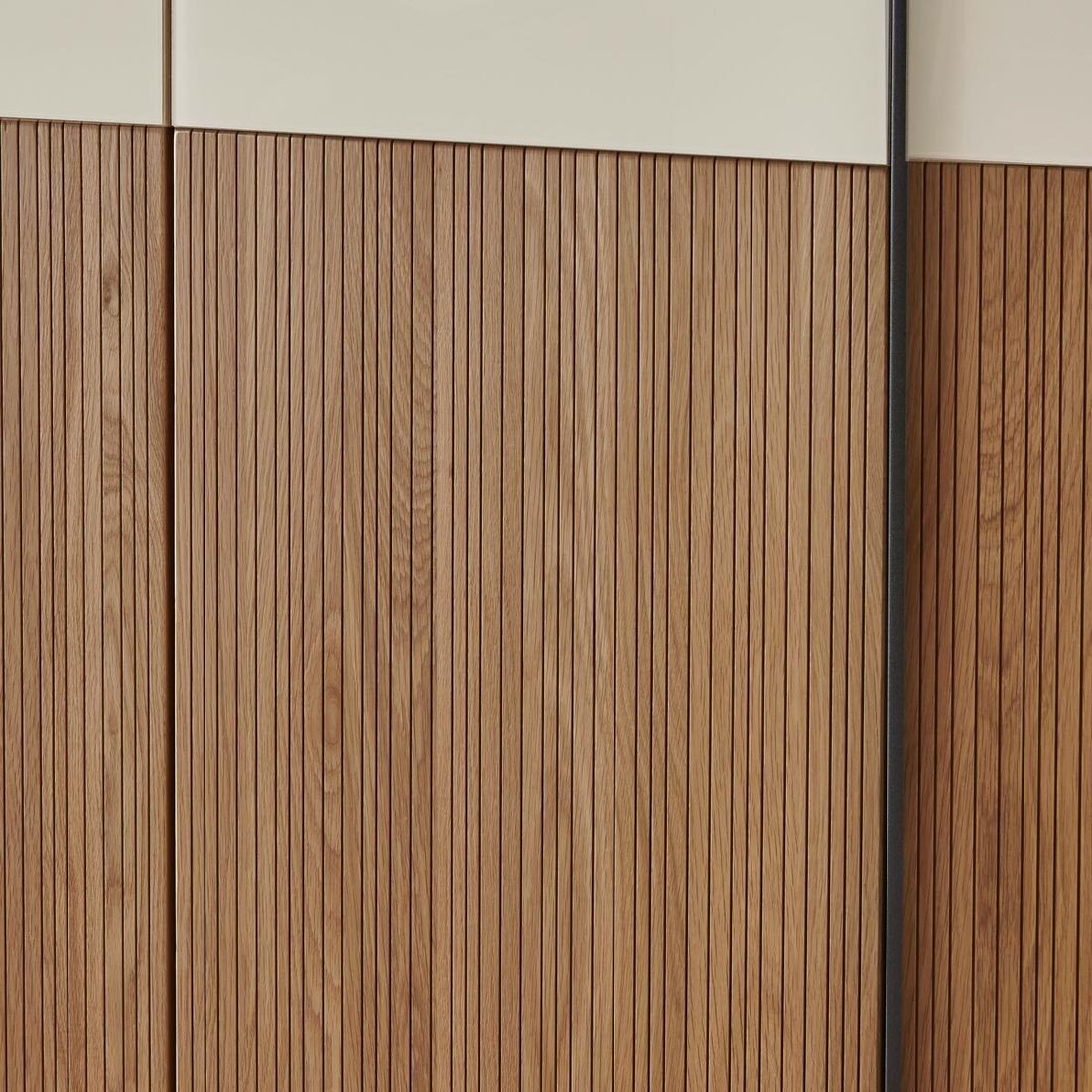 Drehtüren-Kleiderschrank Solya Eiche teilmassiv mit Glasfront