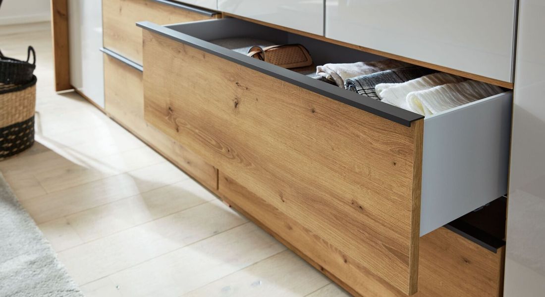 Interliving Drehtüren-Kleiderschrank 1205 Eiche Dekor mit Glasfront und Schubladen