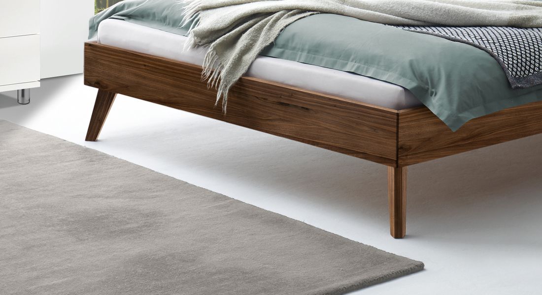 Bett Tomino Nussbaum Massivholz