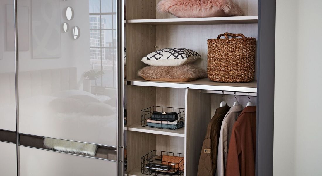 Interliving Schwebetüren-Kleiderschrank 1206 mit Glasfront