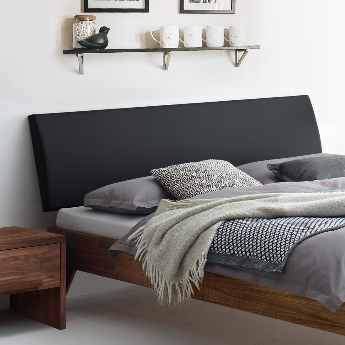 Bett Carman Nussbaum Massivholz
