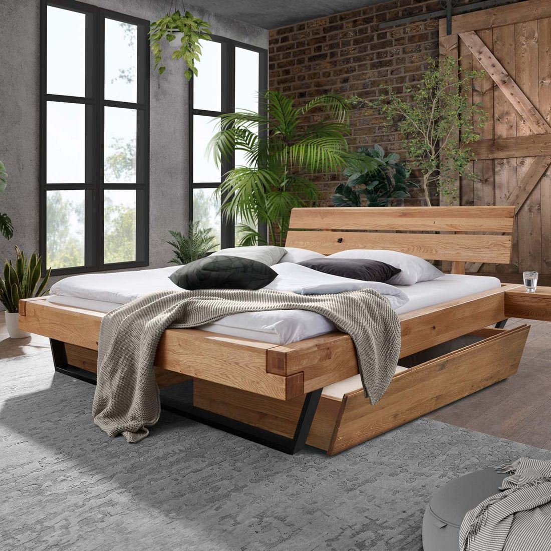 Balkenbett Rubus Wildeiche Massivholz mit Schubkasten