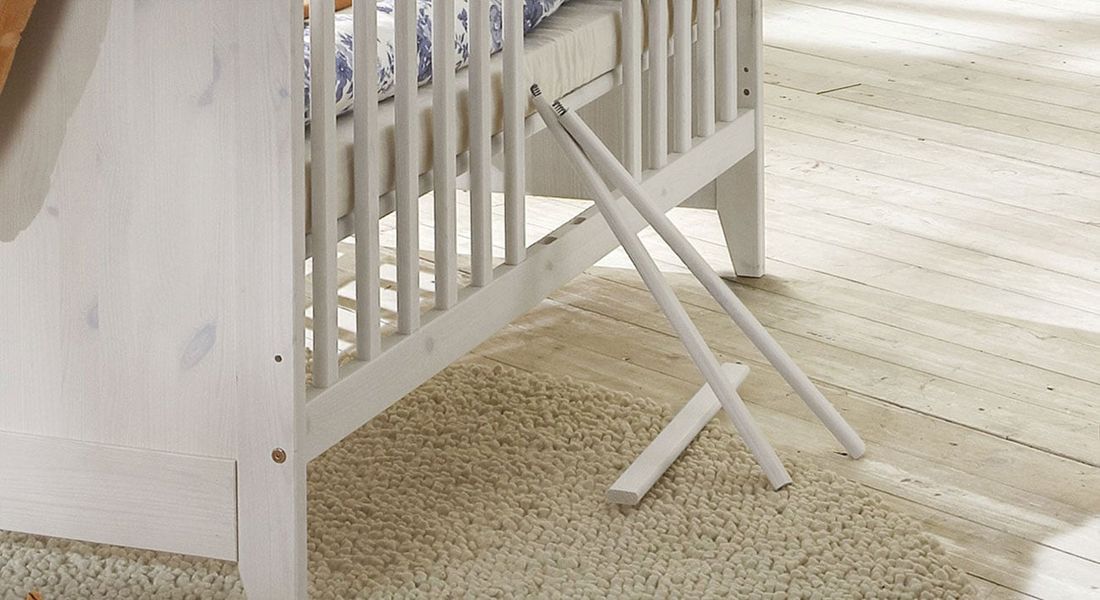Babybett Countryside Kiefer Massivholz mit Lattenrost und Schlupfsprossen