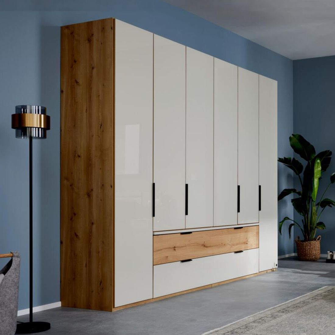 Interliving Drehtüren-Kleiderschrank 1034 Eiche Dekor mit Glasfront und Schubladen