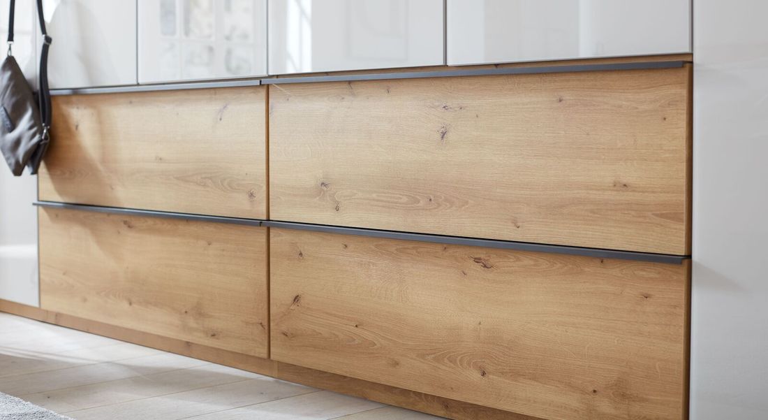 Interliving Drehtüren-Kleiderschrank 1205 Eiche Dekor mit Glasfront und Schubladen