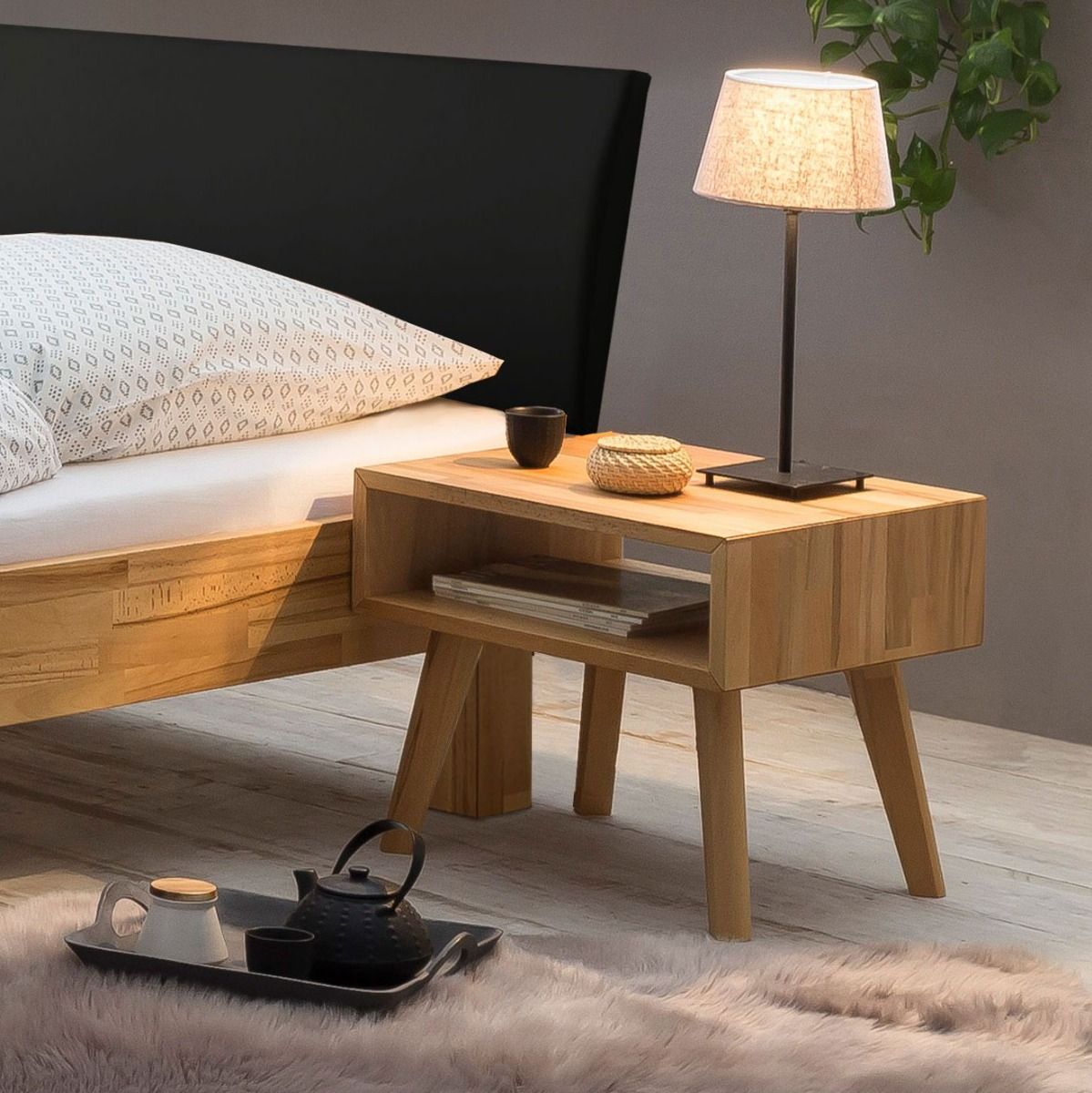 Schlafzimmer mit Polsterbett - Nachttisch Amsden aus Massivholz Schlafzimmer mit Polsterbett - Nachttisch Amsden aus Massivholz