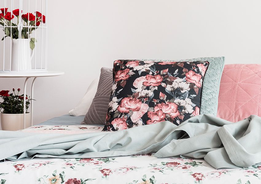 Landhausstil mit Accessoires und Stoffen mit floralen Elementen Landhausstil mit Accessoires und Stoffen mit floralen Elementen