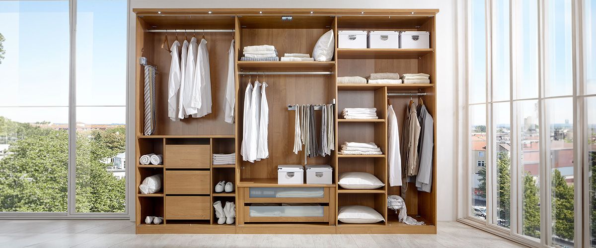 Kleiderschränke mit individuell konfigurierbarem Innenraum Kleiderschränke mit individuell konfigurierbarem Innenraum
