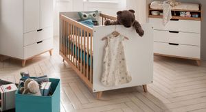 Babybett Kids Nordic Buche teilmassiv mit Lattenrost und Schlupfsprossen