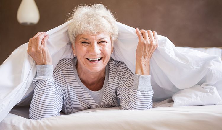 Oma im Boxspringbett