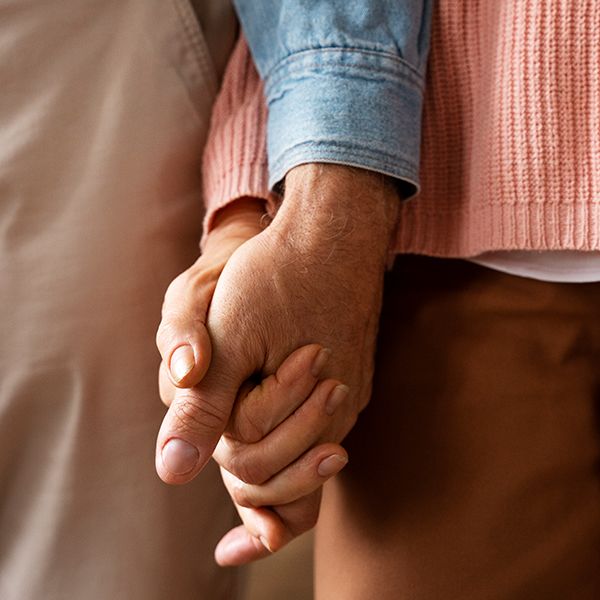 Zwei ältere Menschen Hand in Hand