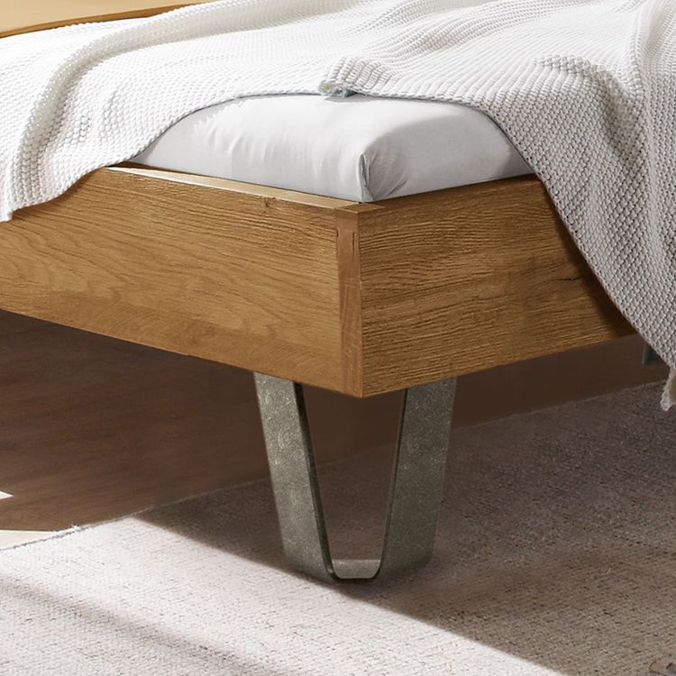 Metallfüße bei Bett Aveiros
