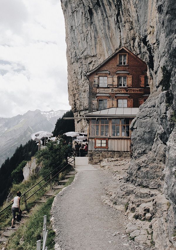 Berghütte passgenau in der vorhandenen Felswand