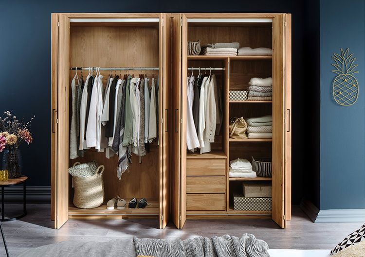 Schlafzimmer mit Polsterbett - Kleiderschrank aus Massivholz für viel Stauraum