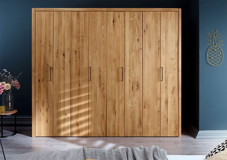 Schlafzimmer mit Polsterbett - Kleiderschrank aus Massivholz