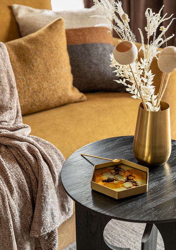 Dekoration in Gold für Schlafzimmer mit Polsterbett