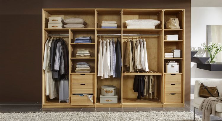 Stauraum im Kleiderschrank innen