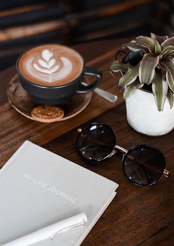 Tagebuch und Kaffee 