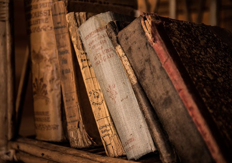 Einband von Büchern aus Buchenholz