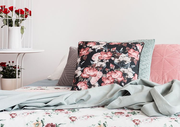 Landhausstil mit Accessoires und Stoffen mit floralen Elementen 